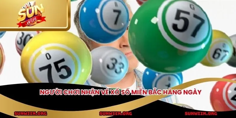 Người chơi nhận vé xổ số miền Bắc hàng ngày