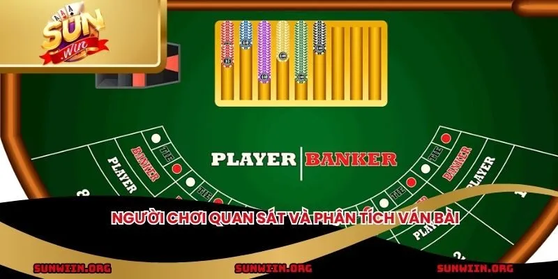 Người chơi quan sát và phân tích ván bài
