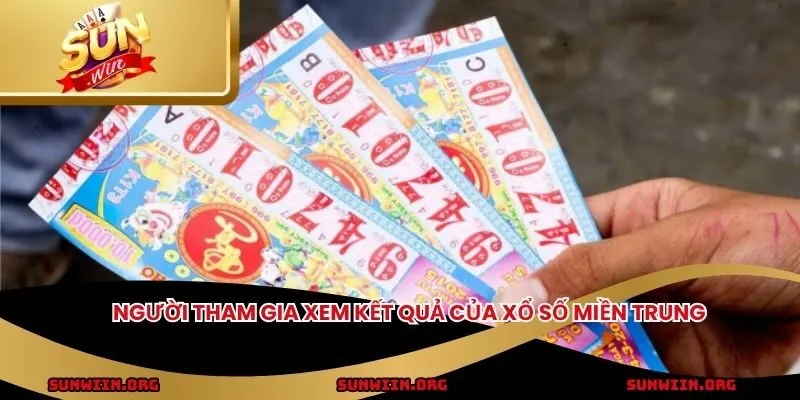 Người tham gia xem kết quả của xổ số miền Trung